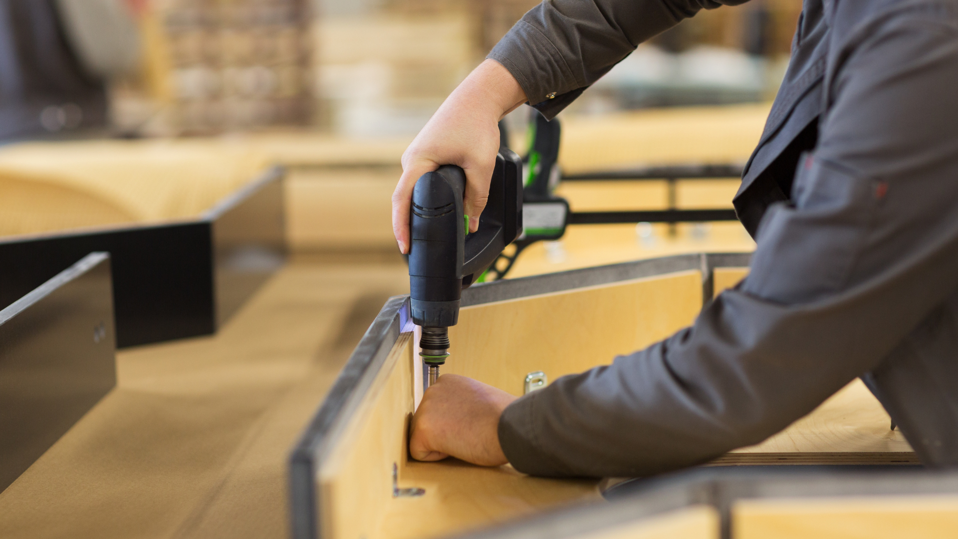 Handwerker bei der Arbeit in der Holzwerkstatt